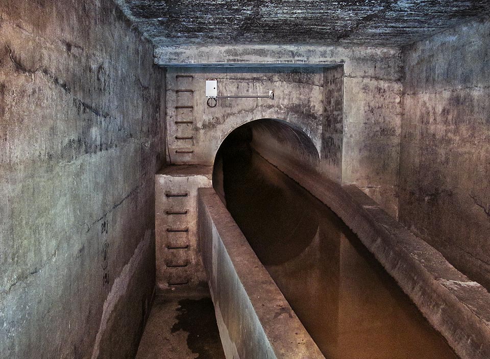 To je ona - rozdělovací komora na splaškovém přivaděči C08. Téměr dvoumetrovou rourou přichází do povodí Ponávky splašky z Lesné, příležitostně naředěné přívalem dešťových vod ze Zaječího potoka.