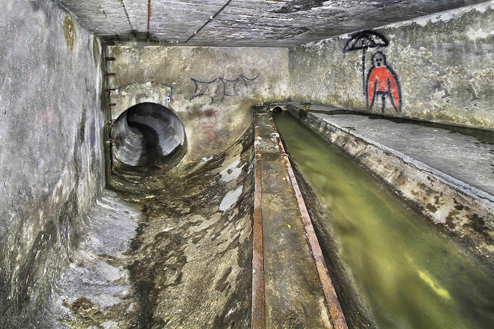 Na fotografii přelivné hrany je dobře vidět disproporce mezi průměrem štoly, kterou jsme přišli, spojující odlehčovací komoru s Ponávkou a pokračováním splaškové stoky CH.