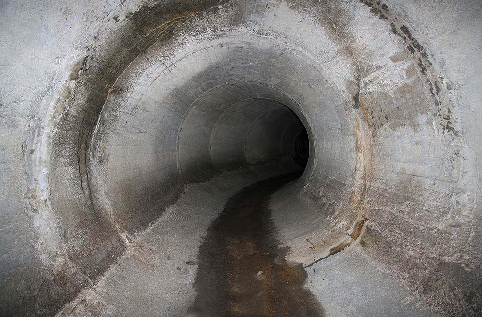 Roura laškovně zahýbá, jako by pátrače zvala hlouběji a hlouběji do svého chřtánu. Jak hluboko pod město se dostaneme jeho podzemními tepnami?