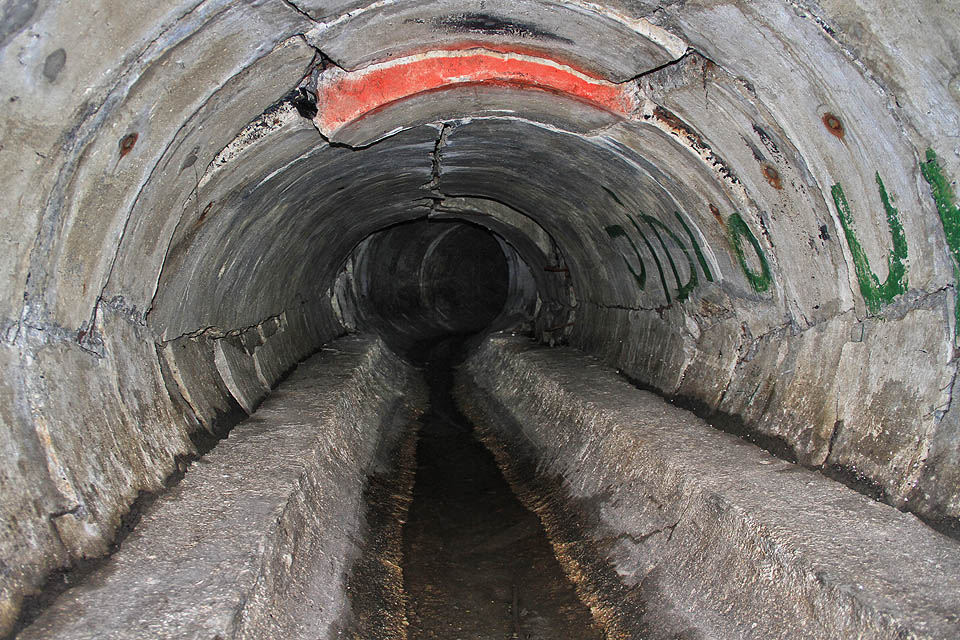 Místy se betonové ostění tunelu dostává na hranici své životnosti. Zejména ve snížené části pod dálničním přivaděčem ulicí Sportovní se láme pod tíhou kamionů, praská a rozjíždí se.
