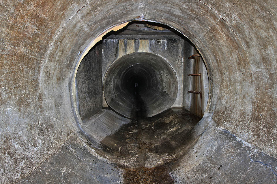 Na přímém úseku odlehčovací štoly je několik revizních komor s žebříky, po kterých lze skrze poklop vyšplhat na povrch zemský.