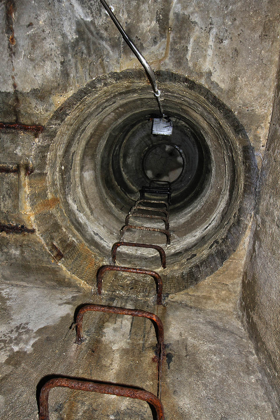 Cesta vzhůru není dlouhá, ale zvedání poklopů, často umístěných ve vozovce frekventovaných silnic, může být smrtelně nebezpečné.