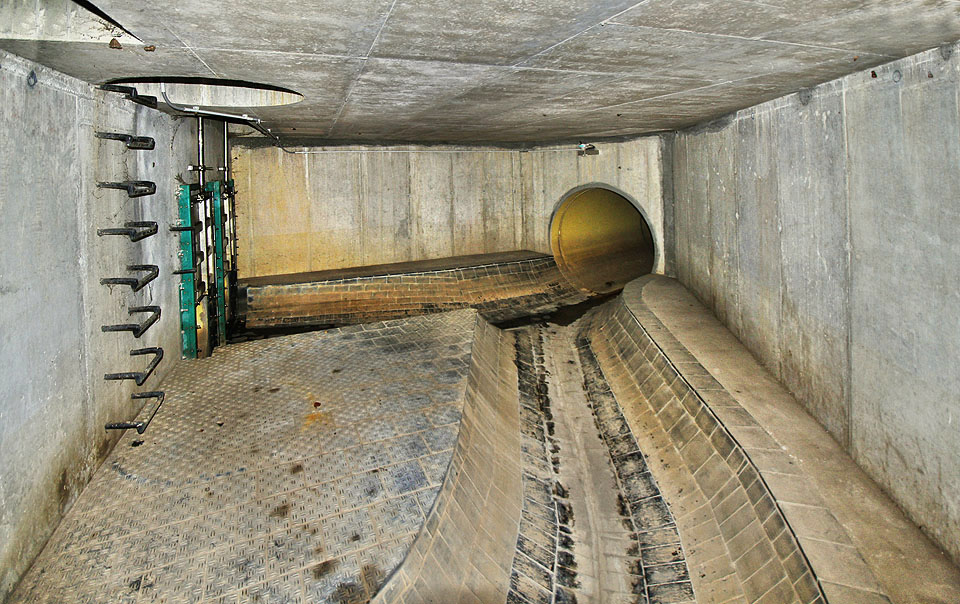 Odlehčovací komora postavená v roce 2013 ještě září novotou.