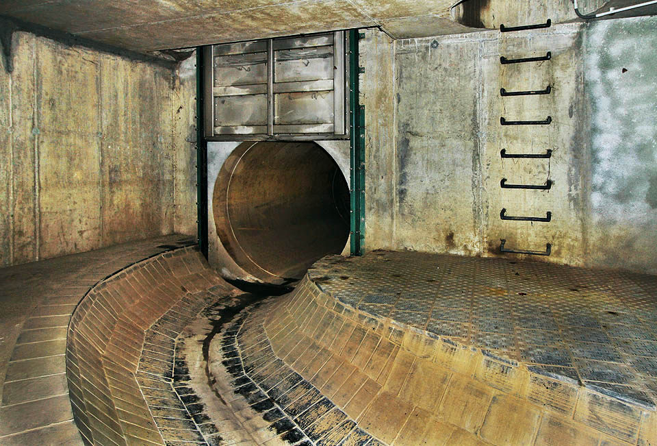 Cesta do komory s česlemi je bezpečnější. Přesto je představa, že se po průchodu stavidlo zavře, děsivá.