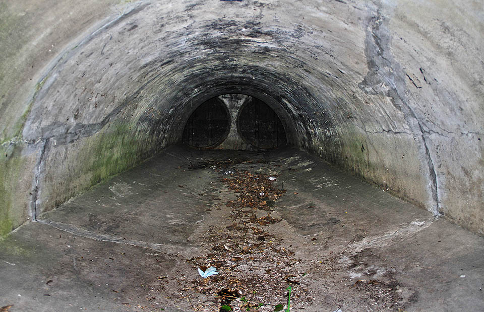 S řekou je komora spojena nedlouhou chodbou přibližně tlamového profilu.