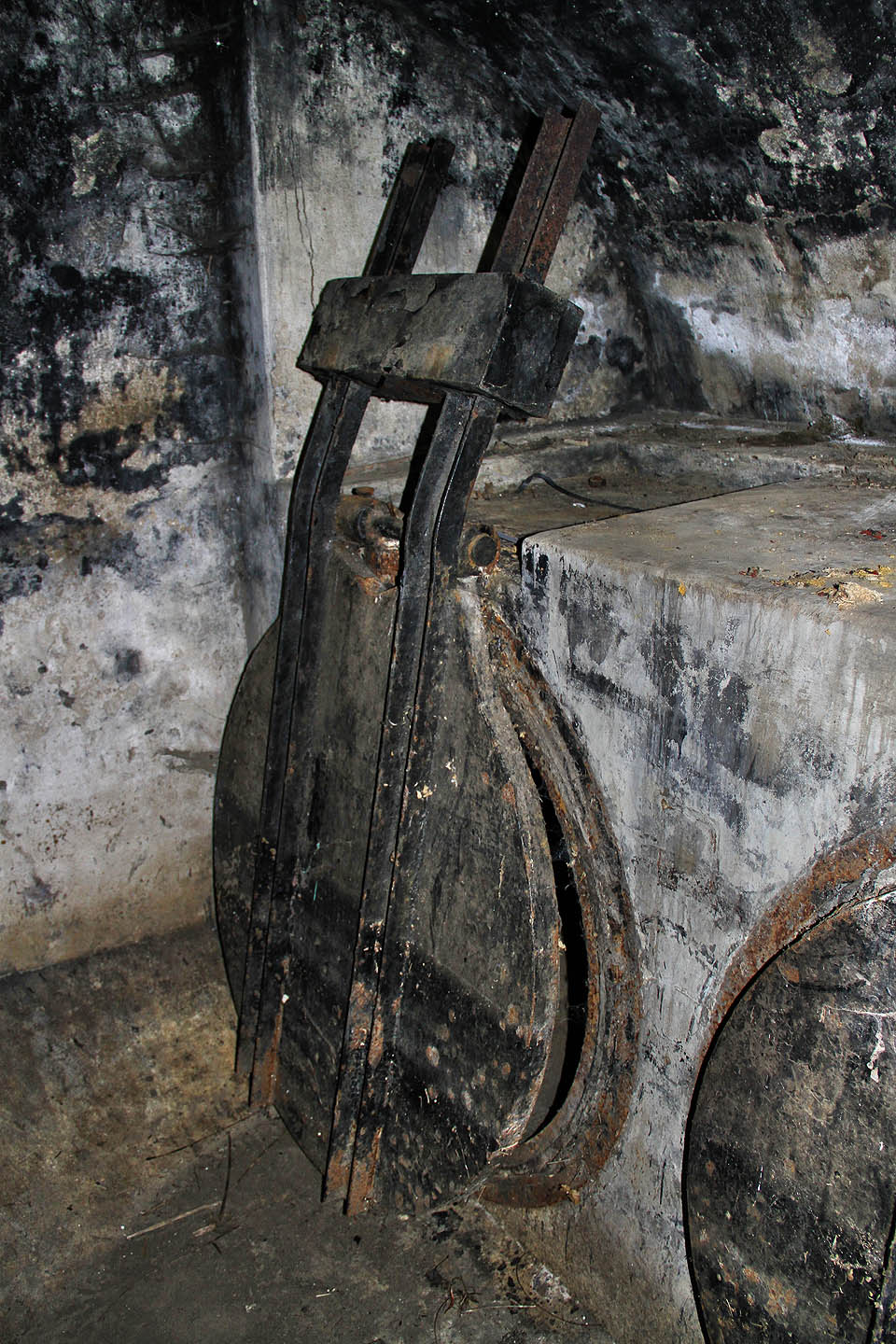 Otevřít klapku silou jednoho či dvou lidí není možné. Mimoděk při tom ale zatoužíte spatřit neuvěřitelnou sílu vody, která dovede klapku otevřít do vodorovné polohy. Jak to v tu chvíli musí v komoře vypadat! 