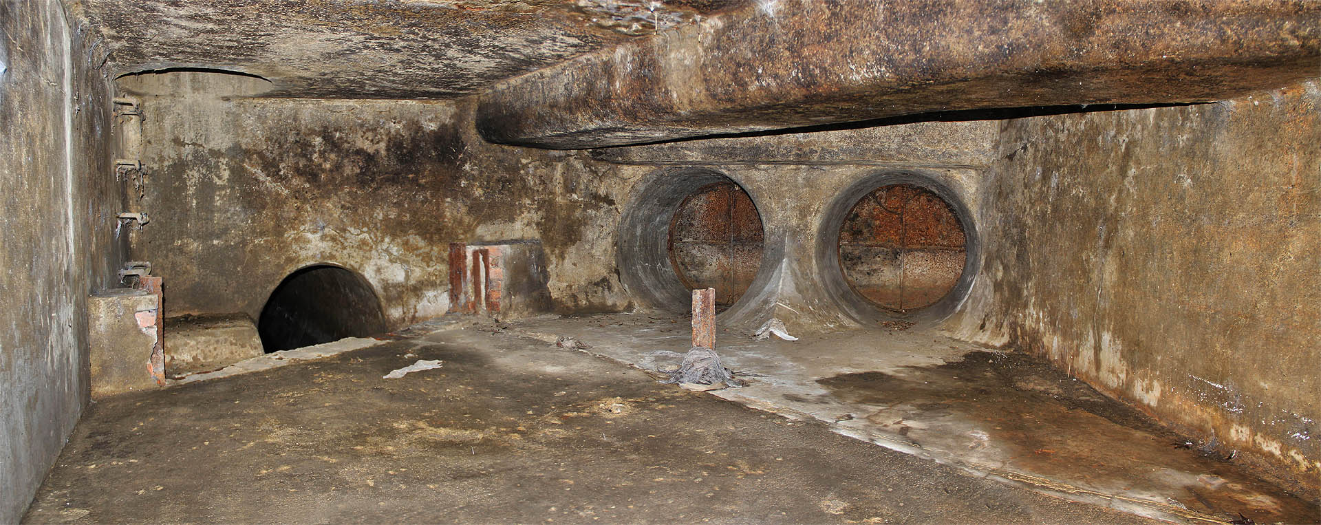 Druhá ze dvou místností odlehčovací komory tvoří jakési předsálí. Mimo nadkritický stav je tady relativně sucho a čisto.