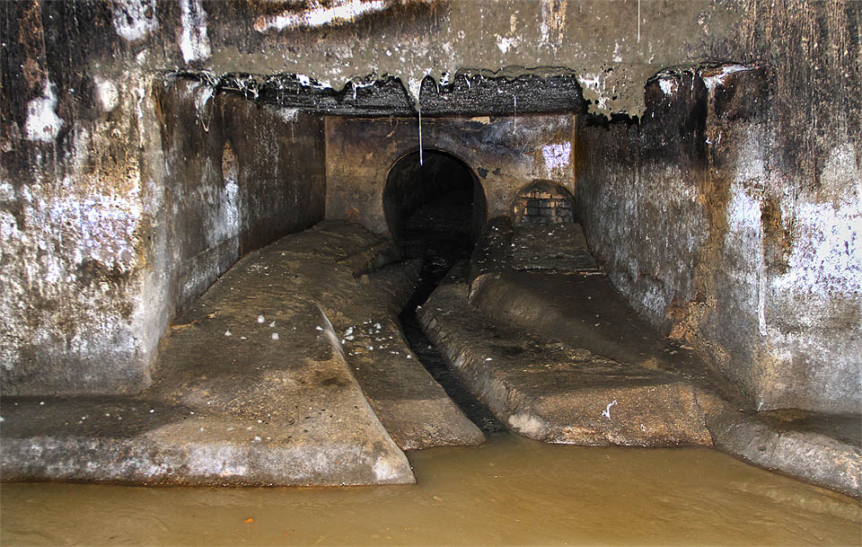 Na protější straně šedozeleného kalného proudu kmenové stoky B je ústí do pobočné stoky B02. Ta vede v trase vůbec nejstarší brněnské kanalizační stoky, odvádějící splašky z města do řeky již v 1. polovině 19. století.