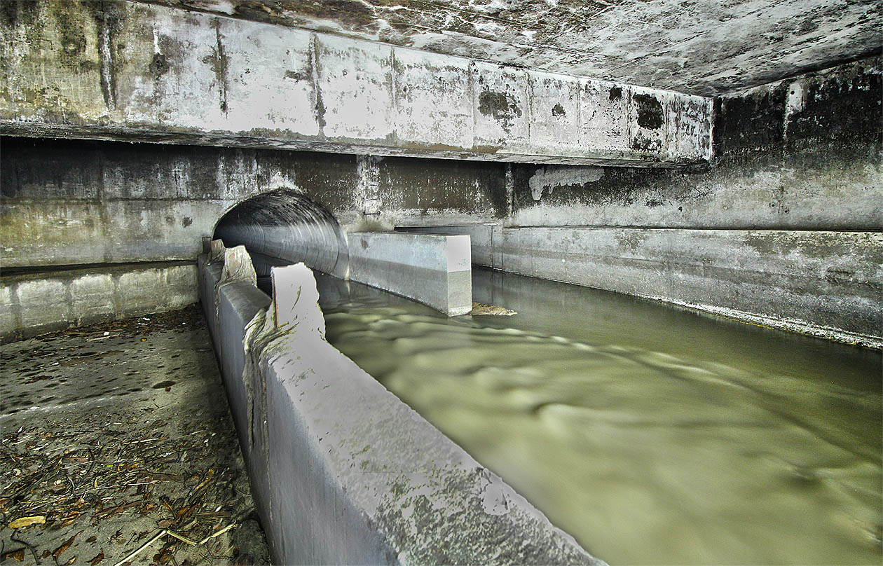 Pohled za přelivnou hranu ukazuje vlastní obsah kemnové stoky. Když stojíme na nábřeží, neuvědomujeme si, že Svratka je z každé strany po celé délce města lemována ještě jednou další podzemní řekou, odvádějící od jejích vod vše, co je nejprve potřeba řádně pročistit.