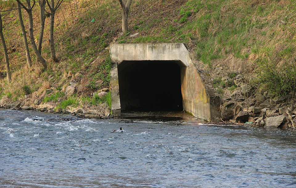 Tvar ústí spojovací chodby napovídá, že k jejímu vybudování došlo pravděpodobně v průběhu 80. či 90. let 20. století. Pokud je průtok řeky průměrný nebo nižší, lze z povrchu vstoupit do odlehčovací komory suchou nohou. Bez řádného očkování nejméně proti žloutence se to ovšem nedoporučuje.