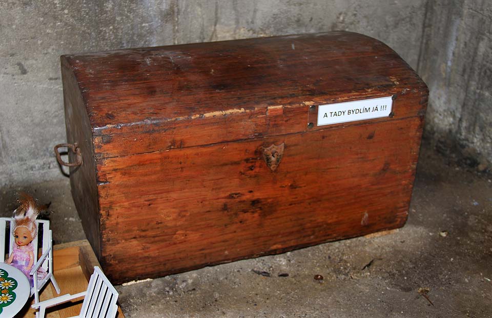 Podzemní zoo a pokojíček pro panenky mají přímou souvislost s cachí ukrytou v truhle. Její tajemství prozrazovat nebudeme.