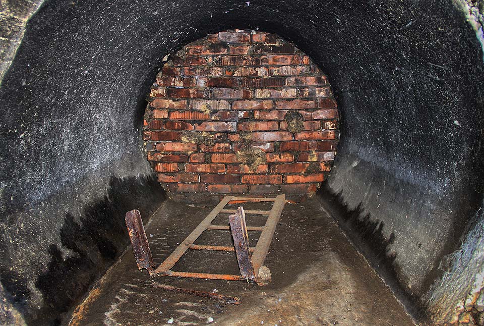 Kdo, kdy a proč zazdil severní odbočku, se už asi nikdy nedozvíme. Stejně jako odpověď na otázku, kde se ve štole vzal rezavý ocelový žebřík.