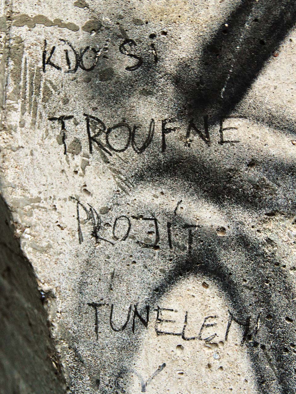 Nejroztodivnější nápisy k podzemí patří. Zde lze dobře sledovat, jak jejich frekvence exponenciálně klesá se vzdáleností od vchodu do štoly.