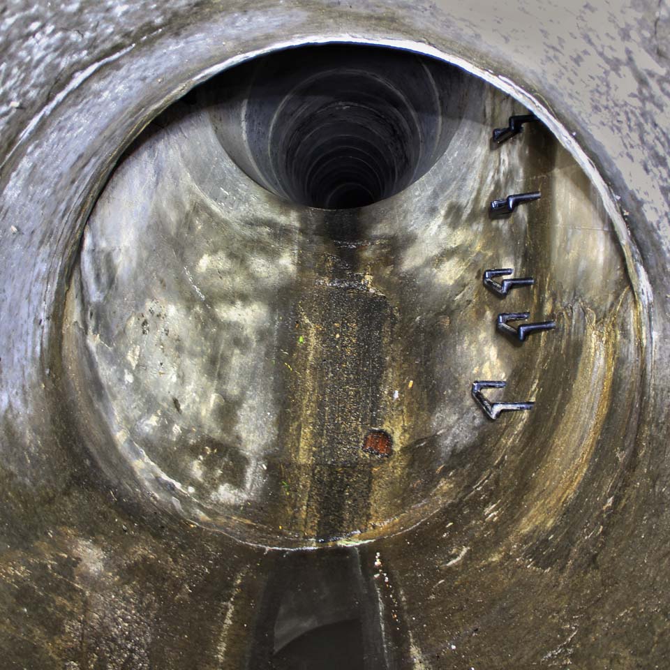 Mimoúrovňové křížení se kmenovou stokou E.