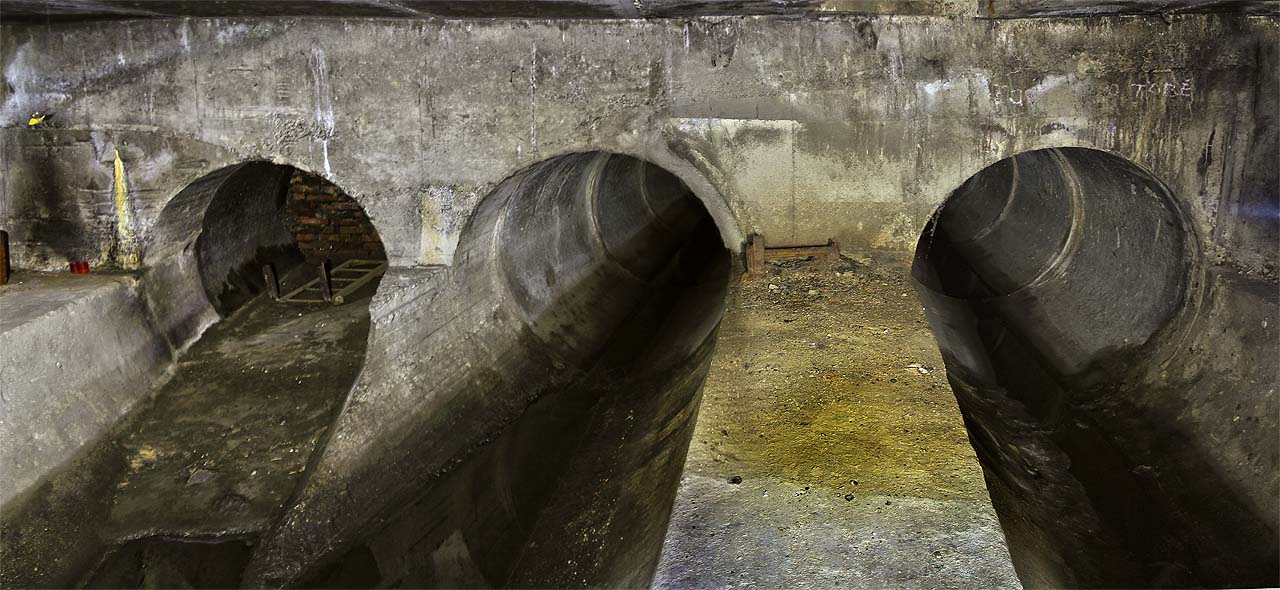 Srdcem stoky je odbočka asi ve čtvrtině délky (blíže k řece). Zde je prostor štol rozšířen a z hlavního řadu odbočuje zazděná roura k severu.