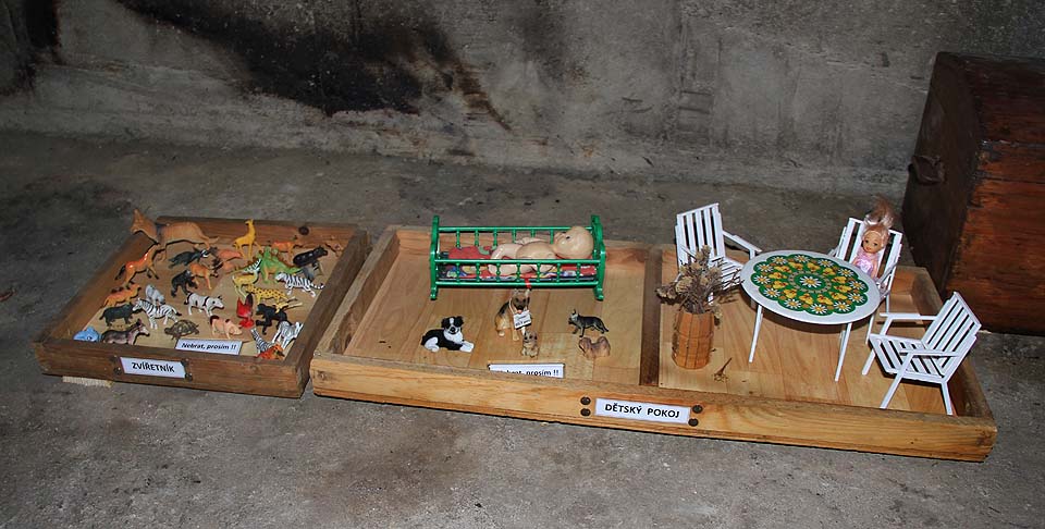 Jediné prostorné místo využil neznámý umělec (s notnou dávkou smyslu pro fekální humor) pro svoji instalaci.