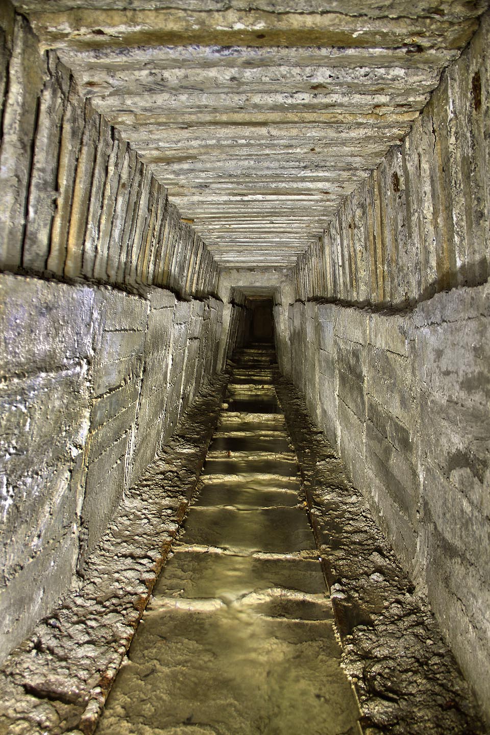 Štolou stále proudí voda. Ani v nejsušších dnech roku potok na jejím dně nevysychá a odvádí z klášterů přebytečnou vlhkost, která by mohla znamenat jejich zhroucení. Možná je dokonce svěcená…