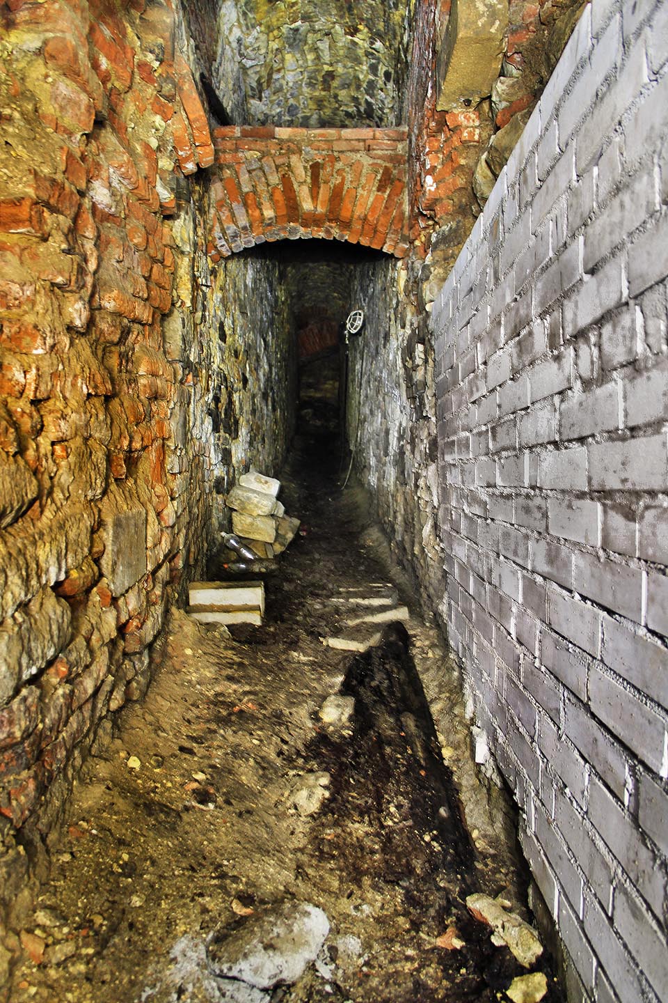 Naopak chodby podél základů hlavních klášterních budov jsou leckde vysoké i několik metrů. Kdysi vybudované osvětlení je dnes již nefunkční.