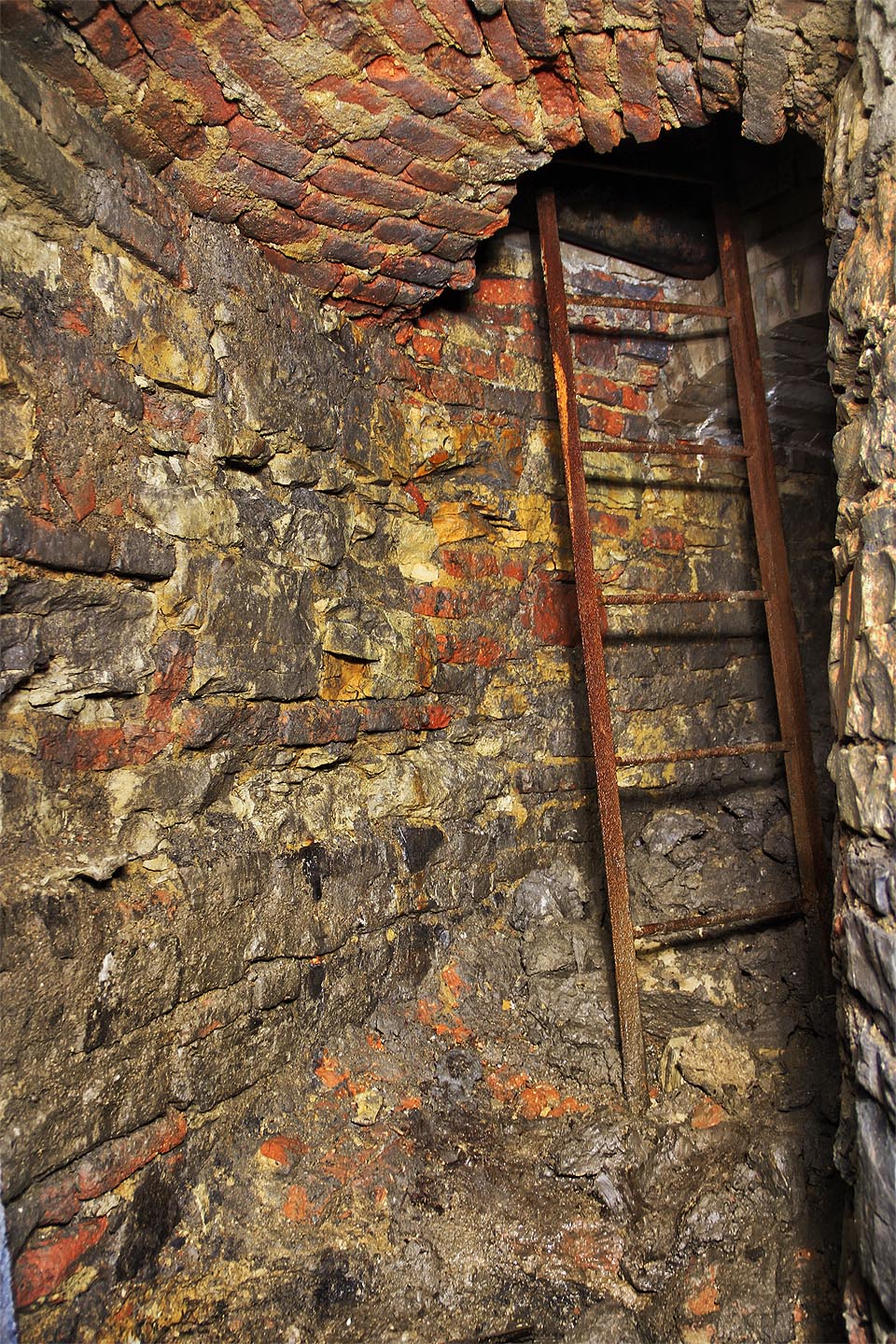 Na horním konci čeká krátká šachta s žebříkem, po kterém lze vystoupit přímo na nádvoří kláštera.