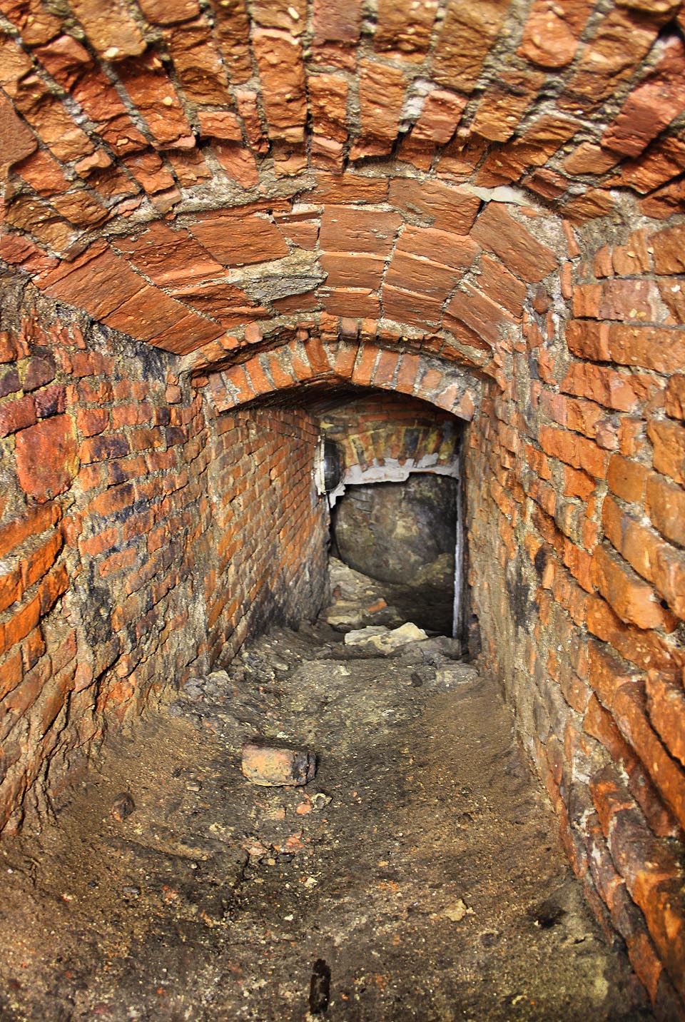 Stísněnými prostory se lze z Velké klášterní zahrady postupně dostat až pod budovy Památníku národního písemnictví.