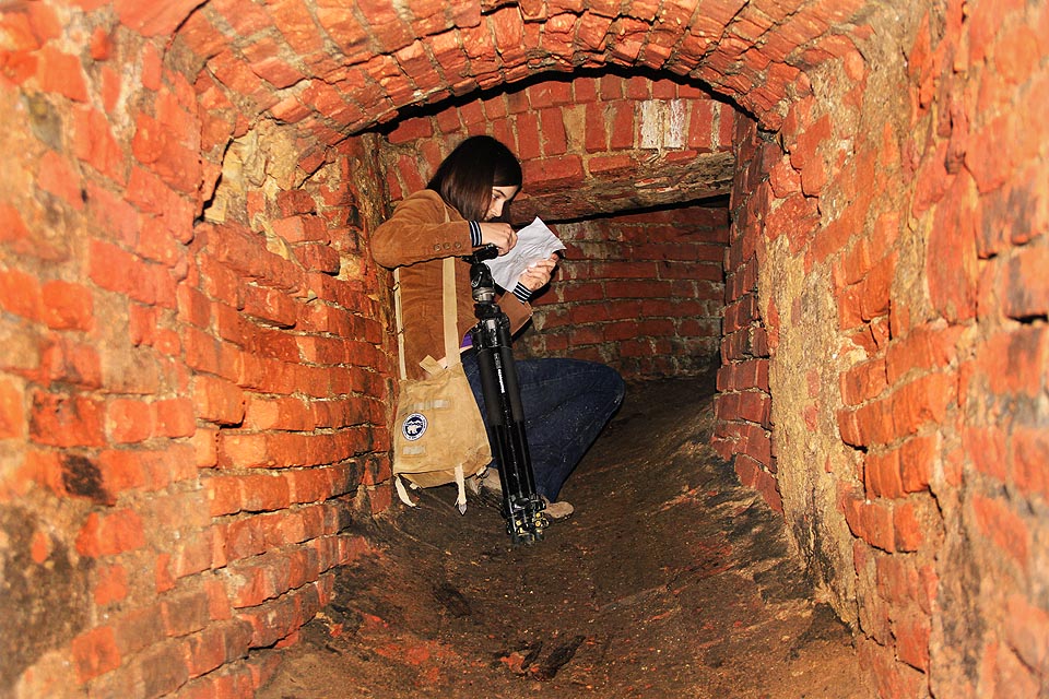 Že by tu opět čekala odvážná školačka?