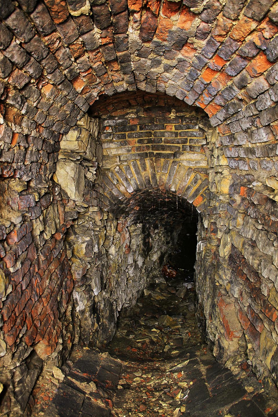 Budovy Strahovského kláštera jsou staré téměř 900 let. Necelé tisíciletí přestavování, požárů, válek a proměn se podepsalo na poslepovaném stavu chodeb.