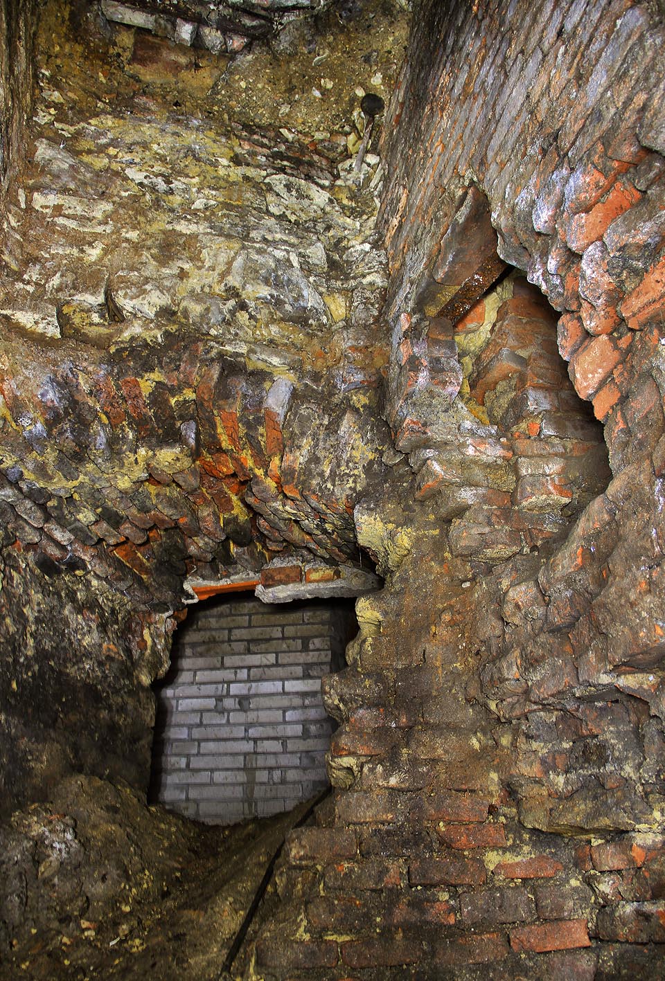 Pozdější zadzívky, propojky, průrazy a odbočky udělaly ze systému odvodňovacích štol a větracích šachet pod klášterem nepřehledný labyrint chodeb.