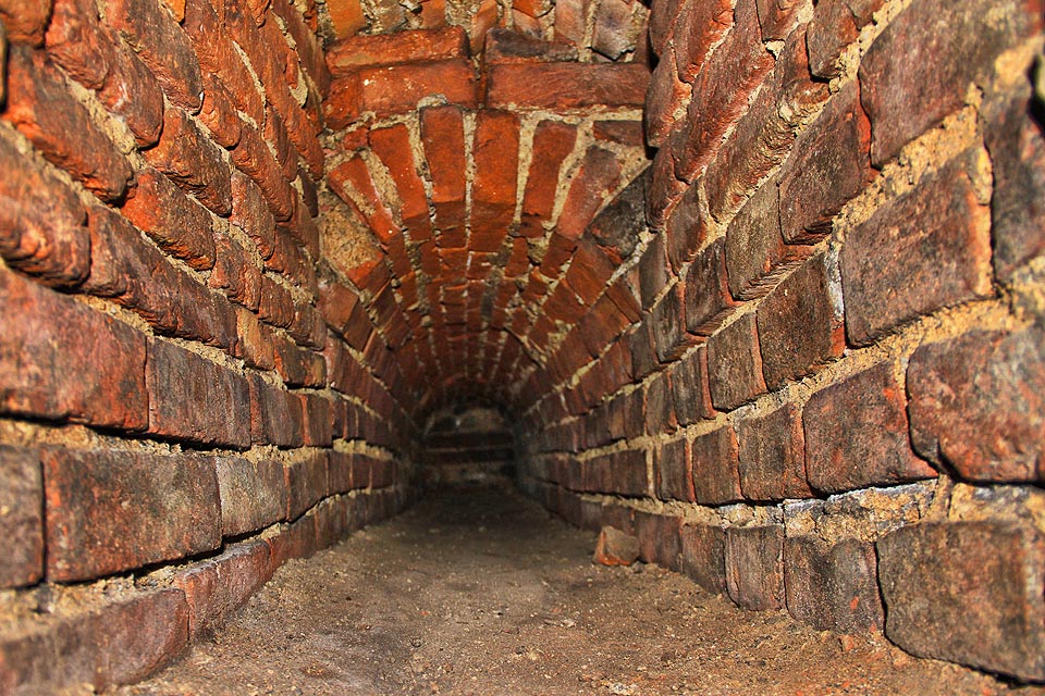 Nejmenšími drenážními štoličkami je zapotřebí se plazit v prachu země po břiše.