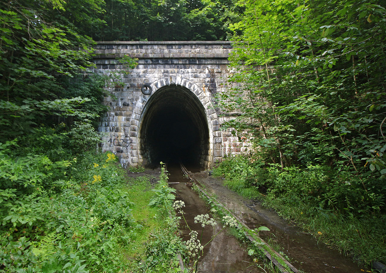 Východní, Ogorzelecký portál tunelu je zatopen vodou. Cesta dovnitř vede po kolejnici, která je díky přídržnici dobře pochozí. Vlevo od portálu je rozpoznatelné nasprejované číslo 1027, které oznamuje délku tunelu v metrech.