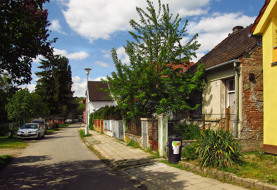 Domky, které si zachovaly svůj původní vzhled, jsou malinké a pestré svými tvary i patinou.