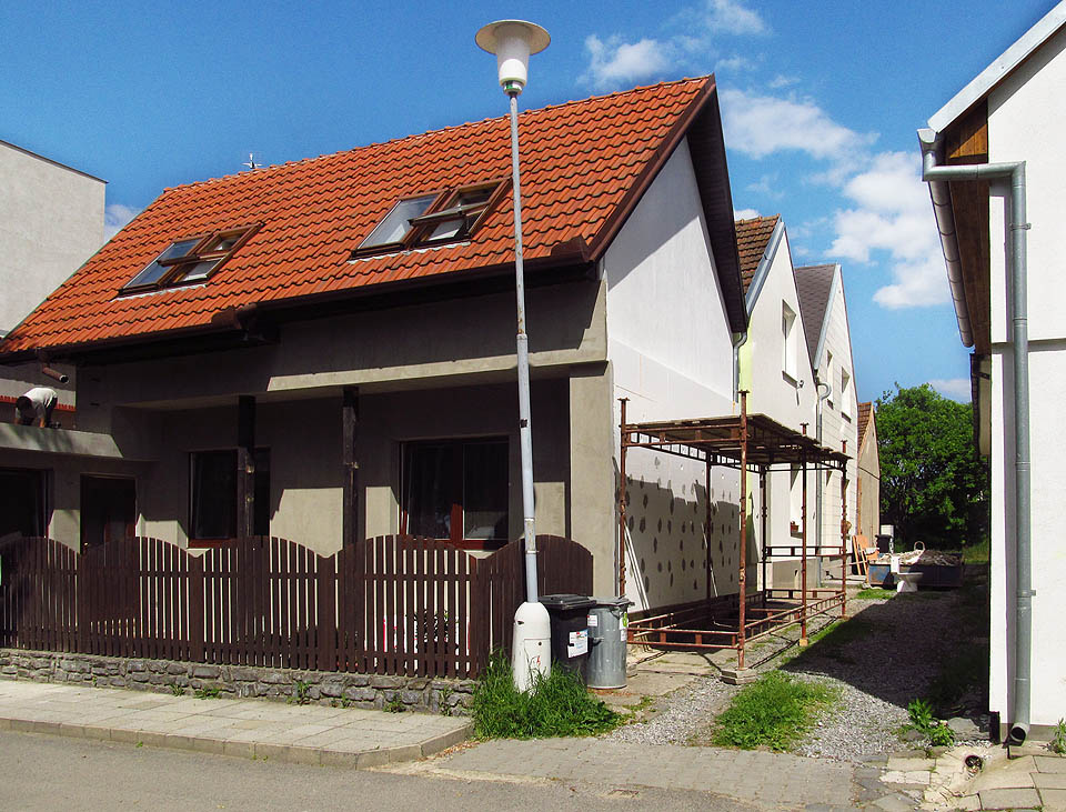 Jeden z několika průchodů, které jako příčky žebříku spojují obě uličky. Některými projede auto, jinými se sotva protáhne člověk.