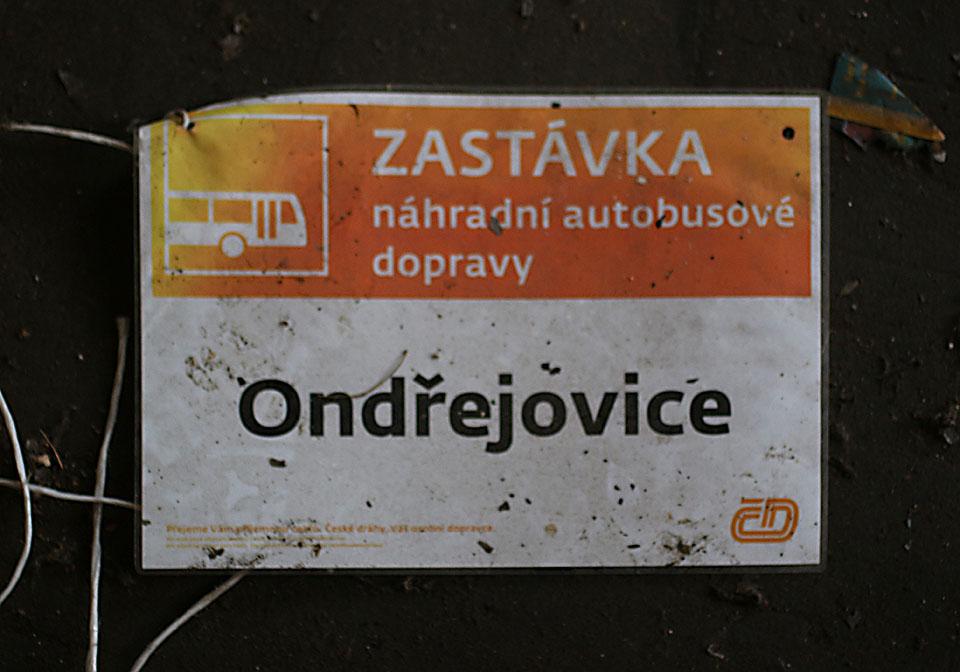 Náhradní autobusová doprava byla ukončena stržením zalaminované cedulky. Dnes tu vlaky zase jezdí…