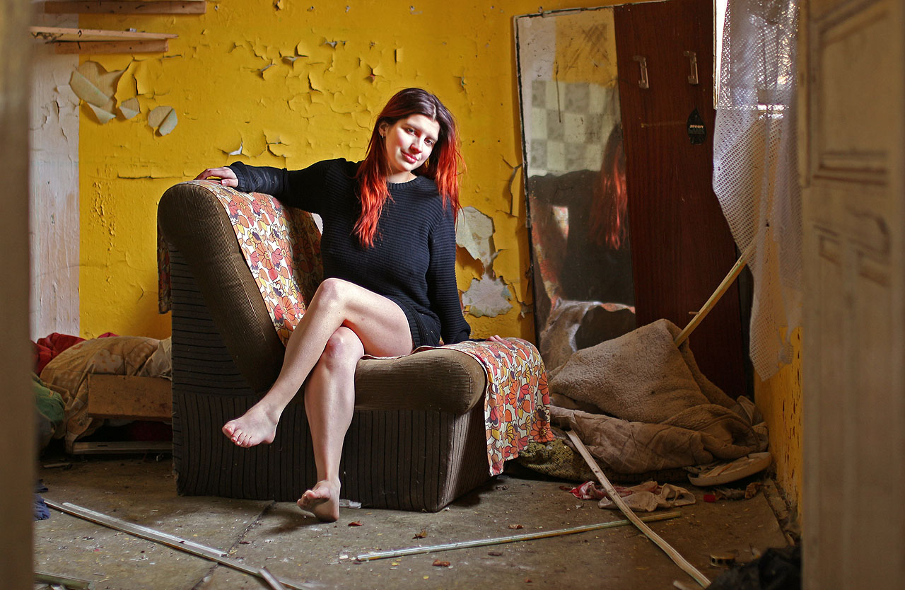 Interiér stanice zatím prožívá své poslední roky. Záchrana je nepravděpodobná. Do doby, než bude někdejší staniční budova definitivně srovnána se zemí, lze budovu alespoň využít jako prostředí pro focení modelek.