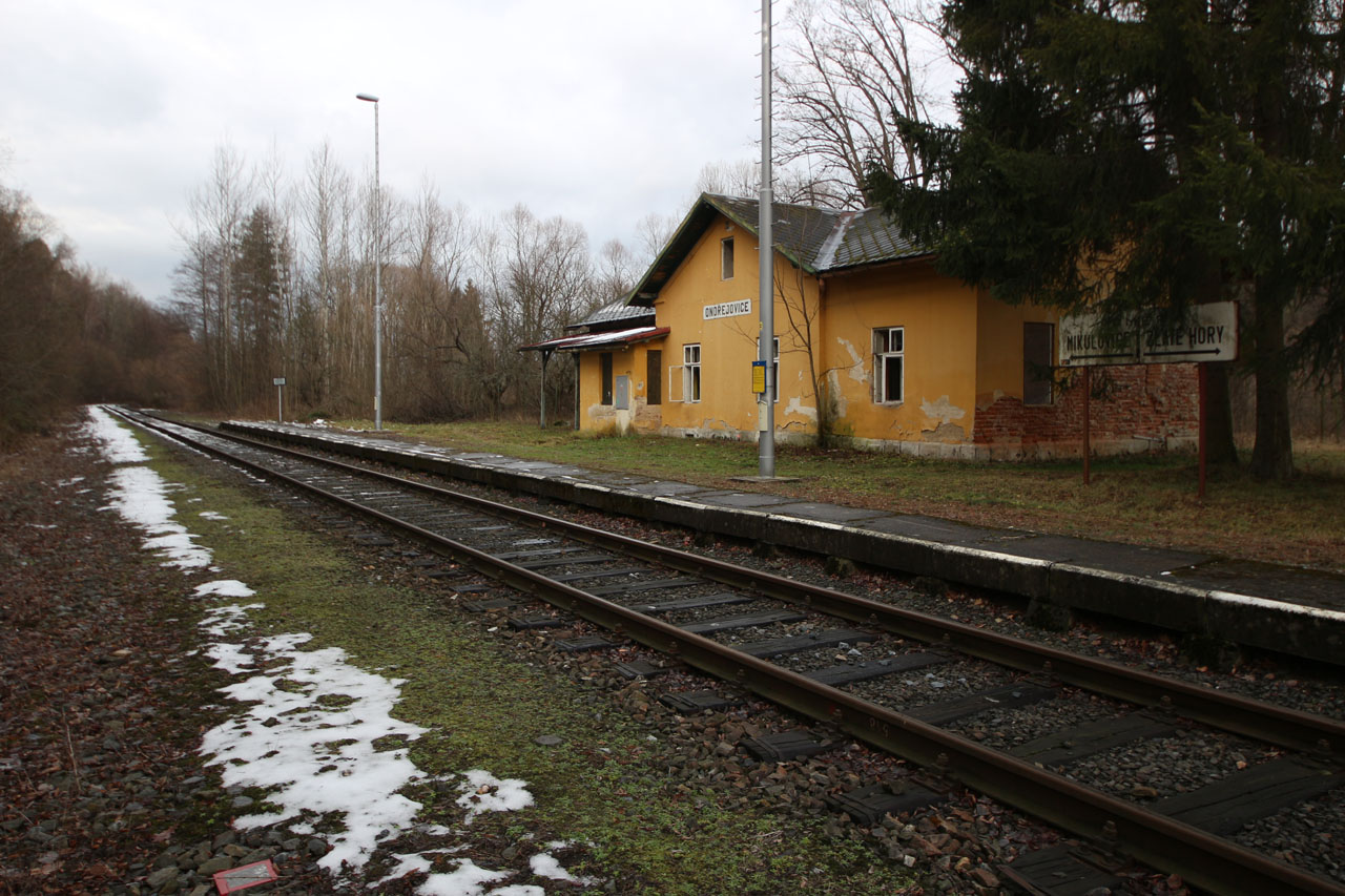 Od roku 2013 prochází bývalou stanicí pouze jediná kolej.