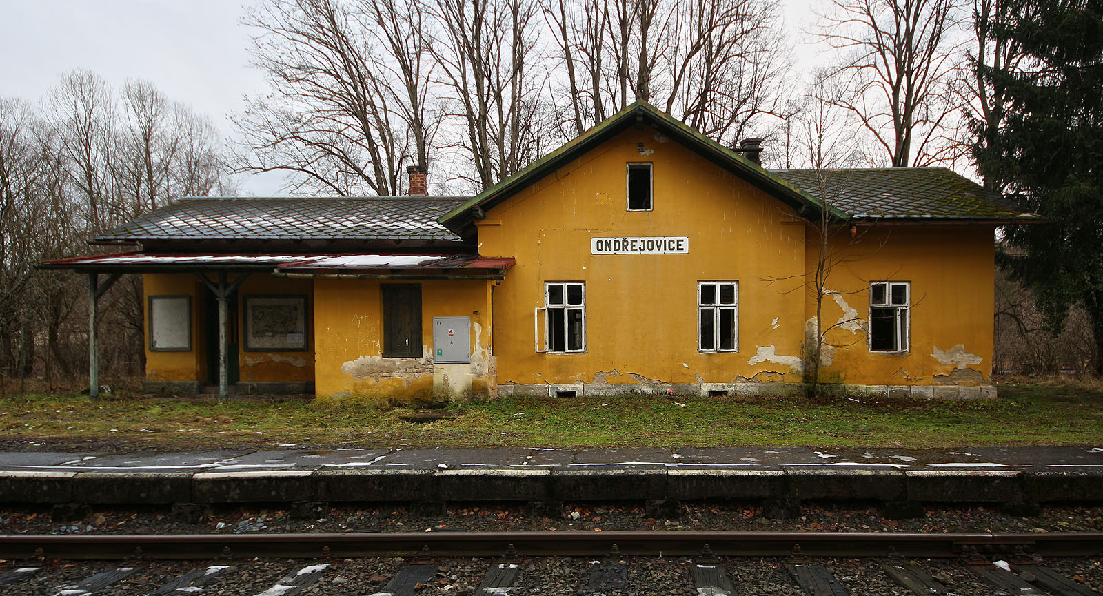 Stav budovy 22.prosince 2018. Poslední obyvatelé odešli před několika měsíci, rozbitými okny lomcuje vítr.
