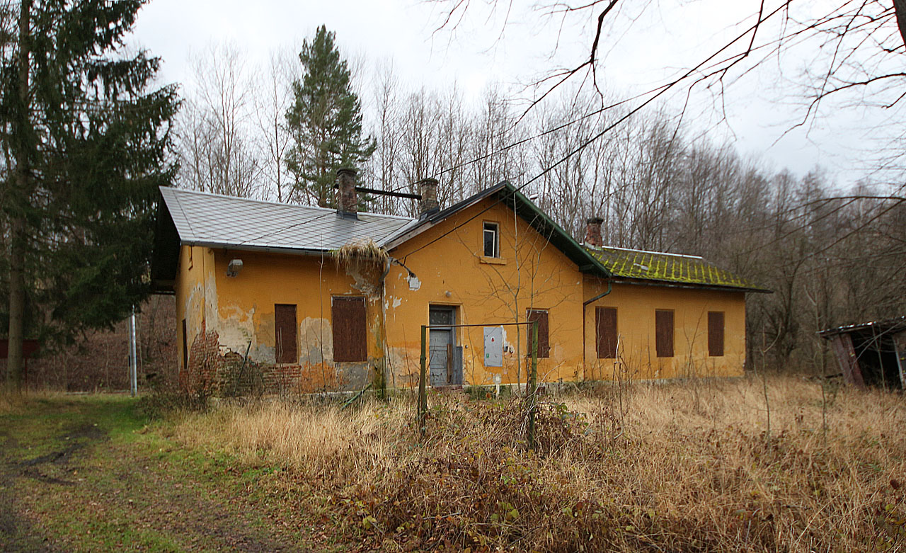 Budova zastávky při pohledu od silnice.