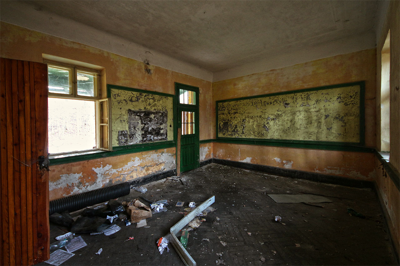 Čekárna, ve které už roky nikdo nečeká. Na zastávce lidé nastupují a vystupují z vlaku skutečně jen zřídka.