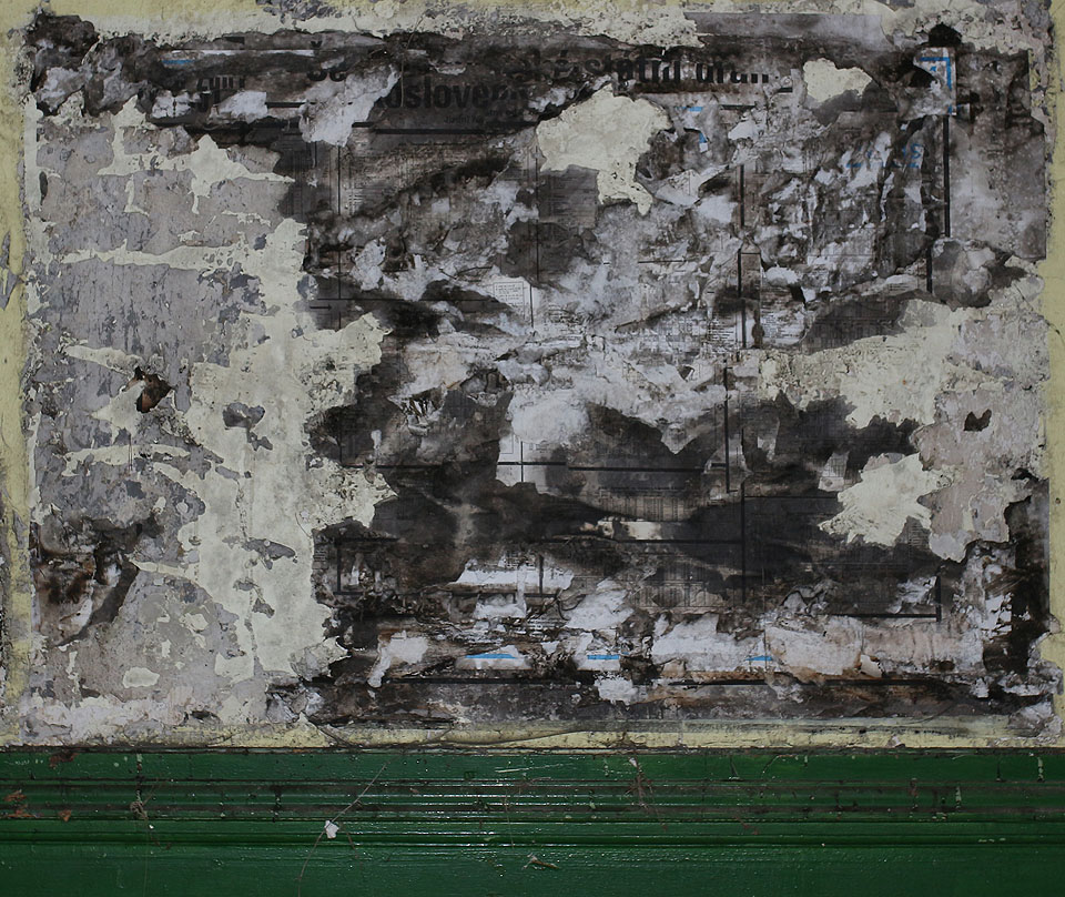 Pod nánosy sazí a špíny na ývěsním panelu ze stěny vykukuje na potenciální cestující i v roce 2018 název před čtvrt stoletím zaniklého Československa a o pár vrstev níž dokonce německý nápis Zug. Z dob, kdy byla ještě zdejší stanice v dokonalém pořádku.