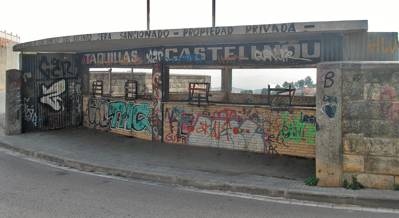 Hlavní vstup do areálu vede z nároží ulic Carrer del Montblans a Carrer del Puigpedrós. Vstupenky už se tu neprodávají docela dlouho, čtveřice pokladen ale svědčí o tom, že kdysi tu býval nával.