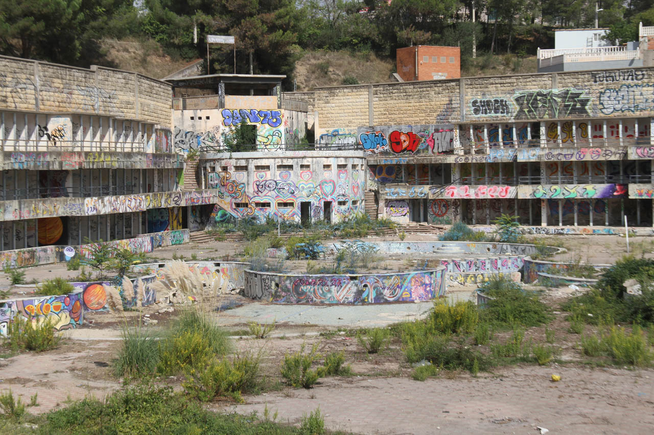 Kdo prošel hlavní branou, mohl sestoupit po kaskádovitém schodišti na jedno z pater posetých převlékacími zákoutími. Celkem jich tu bylo na 500.