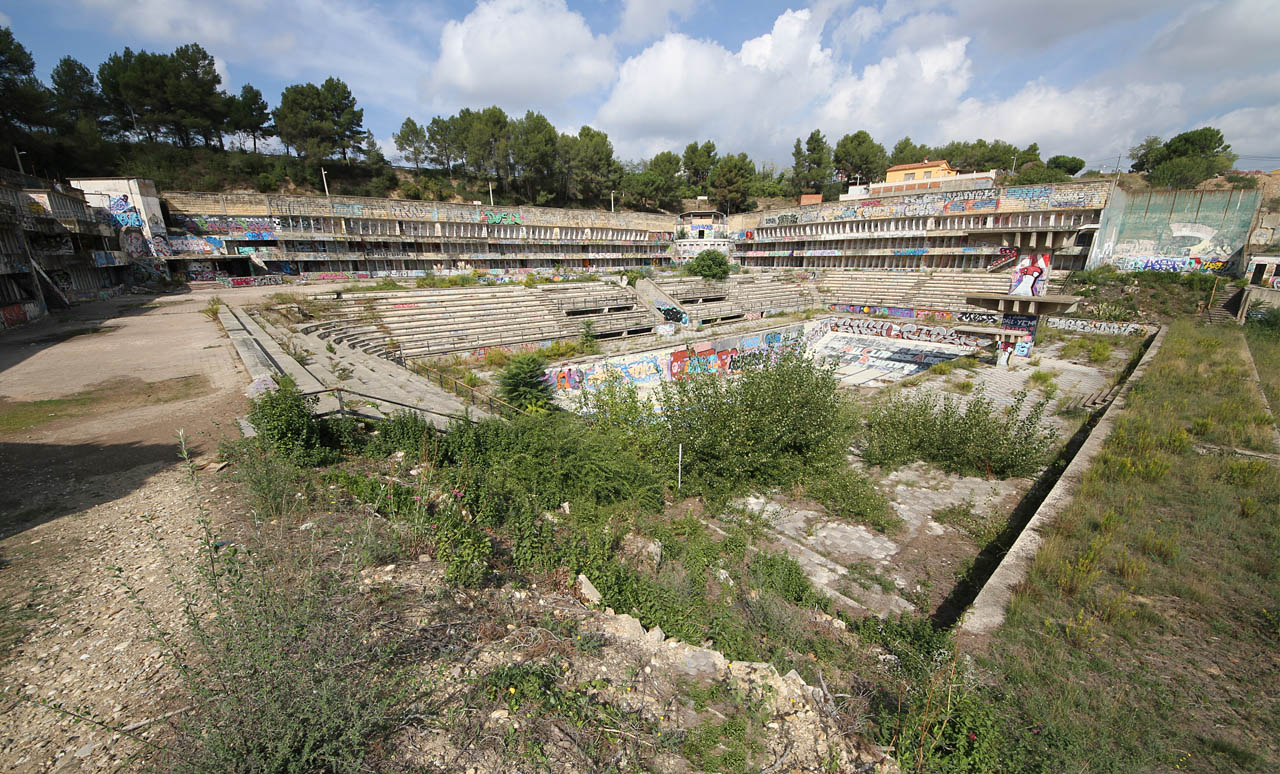 V současnosti je areál oplocen a platí do něj zákaz vstupu. Tomu, kdo jej poruší, se ovšem naskytne tento pohled.