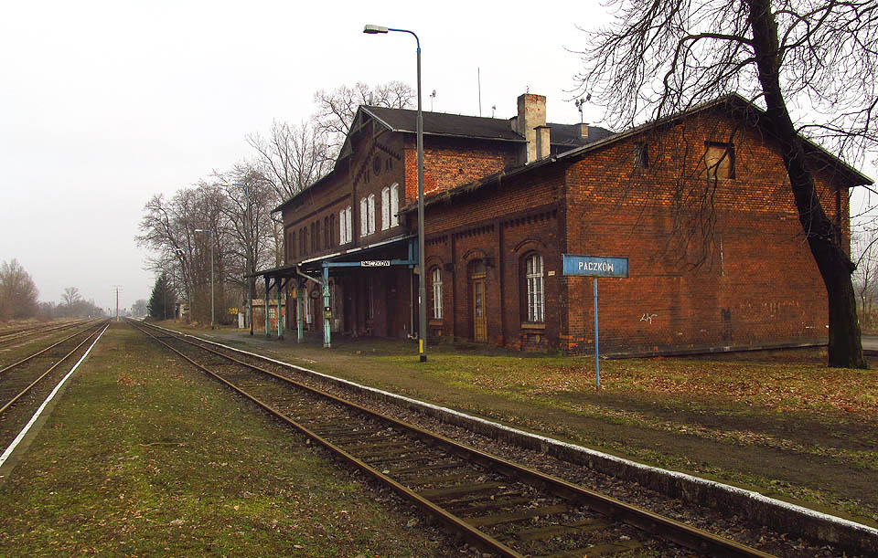 Předjarní pohled na vyčištěnou a uzavřenou výpravní budovu v Paczkówě. Osobní vlaky tu po sudetské magistrále neprojíždějí ani nezastavují už drahně let.