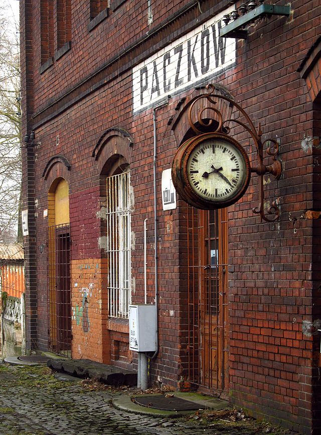 Věkovité nádražní hodiny dávají všem najevo, že tady se už dávno zastavil čas…