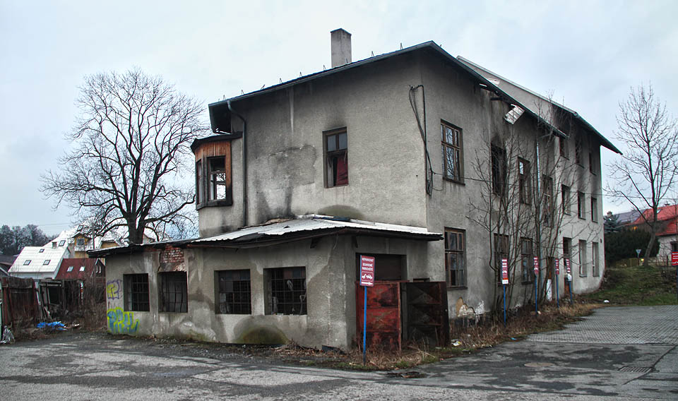Pohled na Paláčkův mlýn od západu. Podél zadní levé stěny protékaly přes 400 let vody náhonu, který zkrášloval vzhled Rožnova a dodával městu romantickou atmosféru. Za socializmu byl ovšem zasypán.