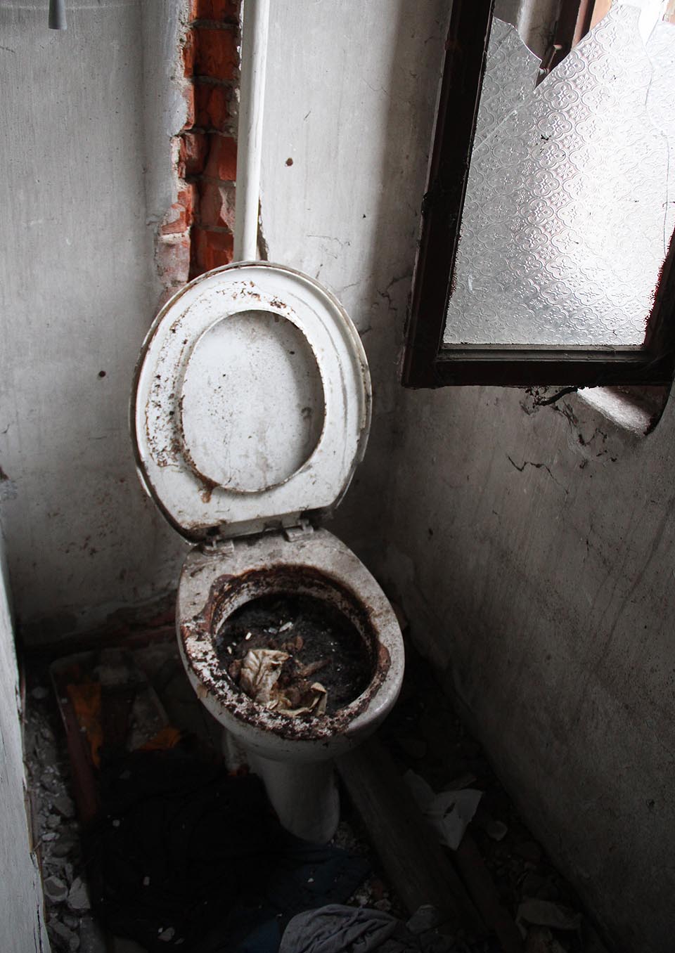 Přestože je budova ve značně dezolátním stavu, drobné známky života napovídají, že je stále využívána…