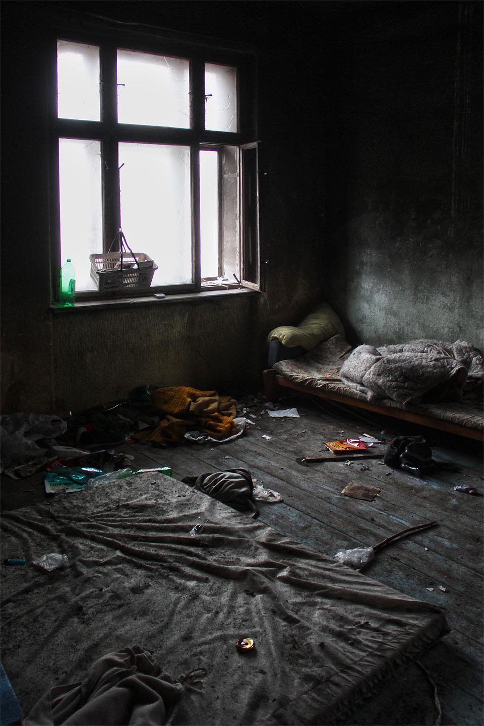Špinavé provizorní ležení bezdomovců v požárem zčernalé místnosti má na pohled zvláštní, avšak hodně drsné, kouzlo.