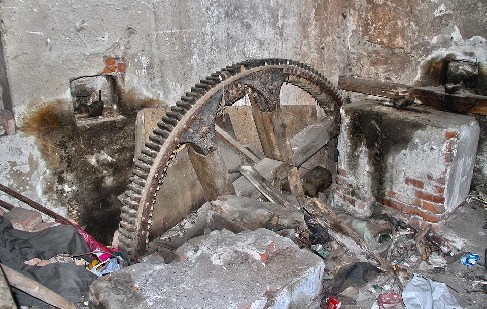 Mlýnské kolo už je dávno pryč, ze vnitřní strany ale můžeme obdivovat převodové kolo (palečné soukolí) s dřevěnými zuby, které bylo zřejmě umístěno na téže ose a pohánělo mlecí ústrojí.