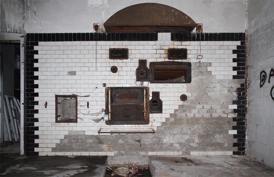 V poseldním období provozu mlýna, bylo podnikání majitelů zřejmě rozšířeno také na výrobu pečiva z vlastní mouky. Úžasná veliká pec Ideal vystavěná společností J. Sály Praha VII.