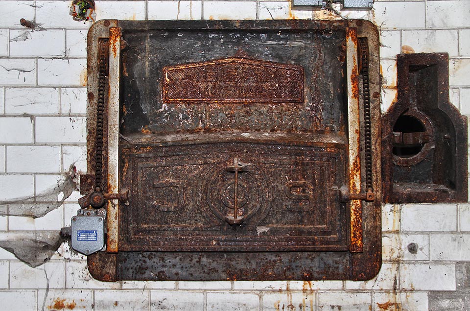 Moderní regulátor ze SEZ Dolný Kubín svědčí o tom, že jako pekárna byla budova zřejmě využívána ještě za socializmu.