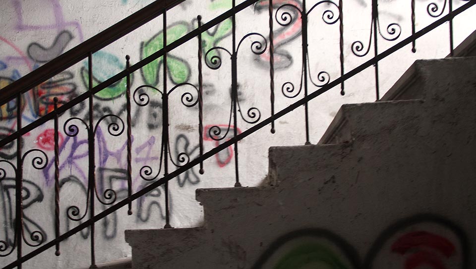 Drobná, neokázala zdobnost, jaká se dnes už příliš nenosí.